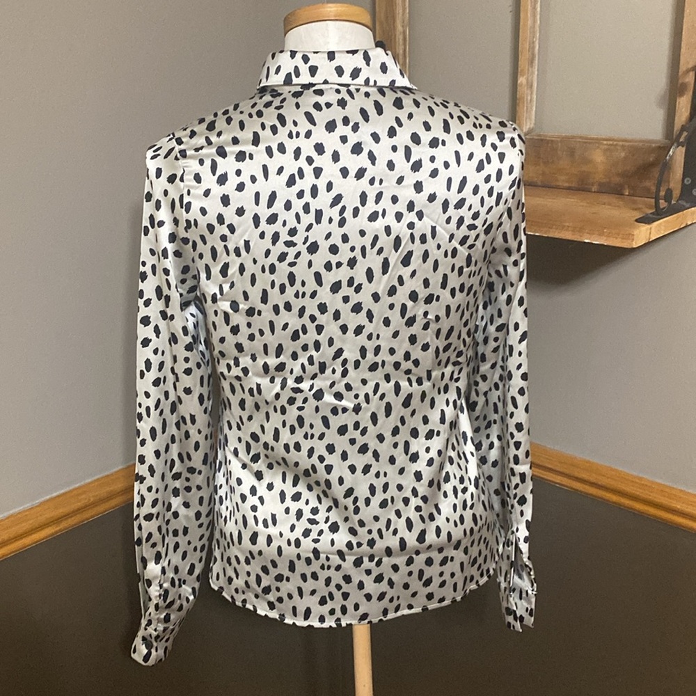 Sincerely Jules tan & black animal print long sleeve button down blouse size M - Picture 2 of 8